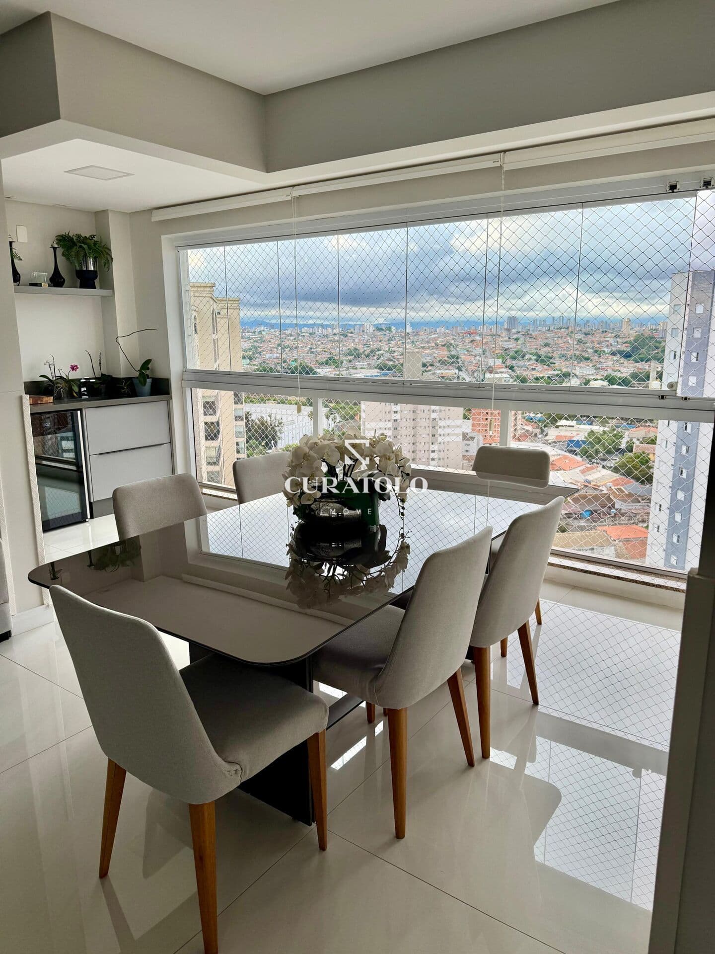 Conheça este incrível apartamento de alto padrão em São Caetano, de 119 m², 3 quartos, 2 vagas e varanda gourmet - é perfeito para você e sua família.