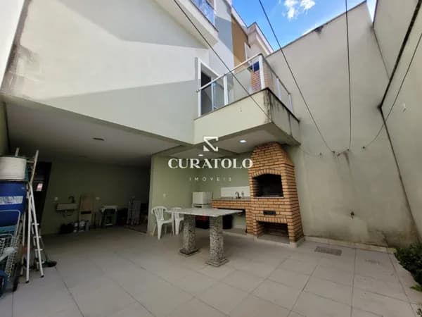 Venha conhecer a casa ideal para viver com conforto no Santa Terezinha, ao lado da Av. Prestes Maia: Sobrado com 3 quartos, 5 vagas e quintal com churrasqueira