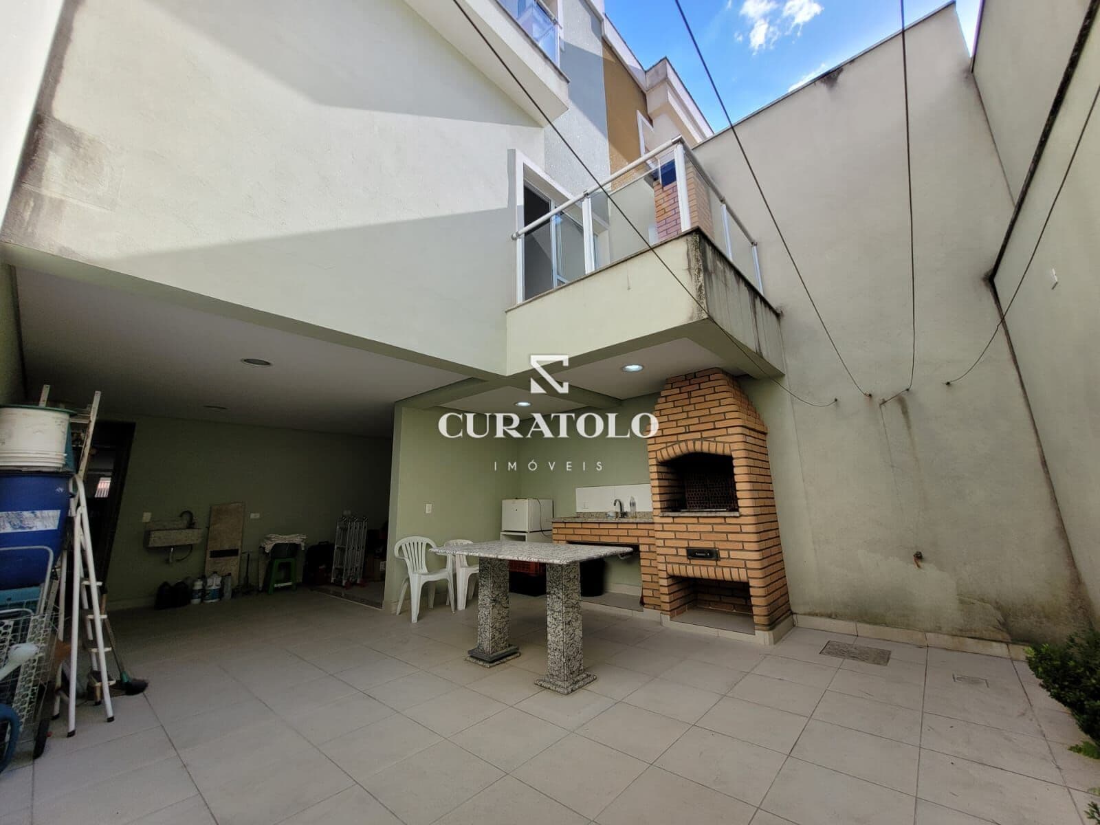 Venha conhecer a casa ideal para viver com conforto no Santa Terezinha, ao lado da Av. Prestes Maia: Sobrado com 3 quartos, 5 vagas e quintal com churrasqueira