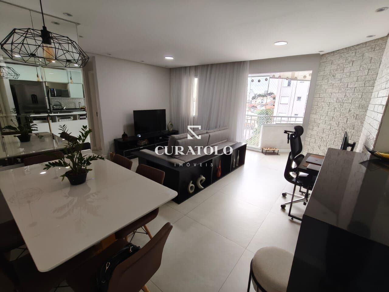 Apartamento à venda com 65 m², 3 quartos, varanda e vaga na Vila Prudente, São Paulo.