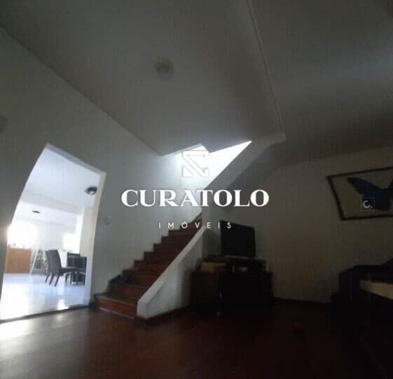Sobrado com 4 dorms, 3 suítes, quintal, varanda e 2 vagas cobertas - Vila Morse