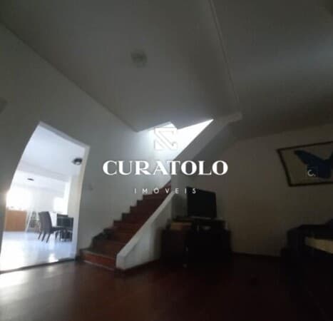 Sobrado com 4 dorms, 3 suítes, quintal, varanda e 2 vagas cobertas - Vila Morse