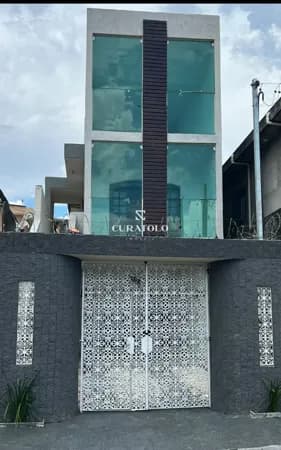 Casa sobrado à venda no bairro Limoeiro (região de A. E Carvalho), com 6 quartos e 3 vagas