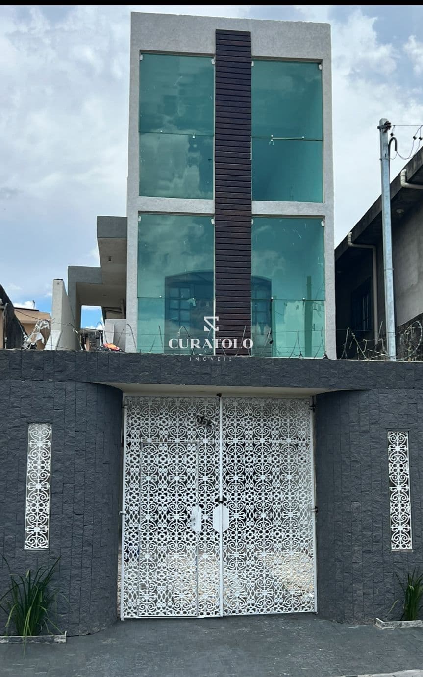 Casa sobrado à venda no bairro Limoeiro (região de A. E Carvalho), com 6 quartos e 3 vagas