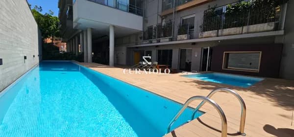 Apartamento à venda com 50 m², 1 quarto, varanda e 2 vagas, Pinheiros, São Paulo.