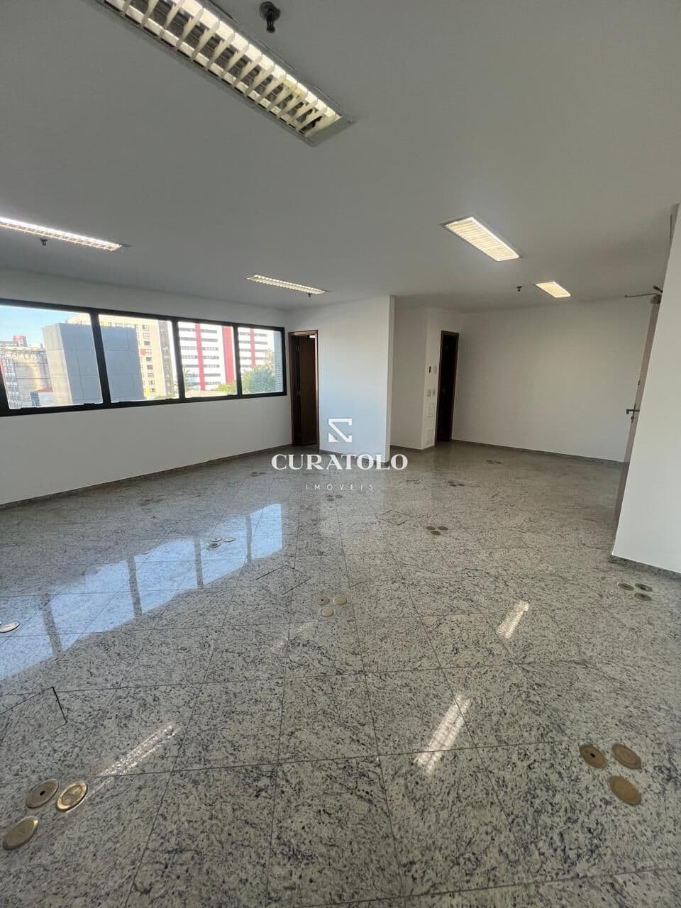Oportunidade de Negócio: Sala comercial com 45 m², á venda ao lado do Metrô São Judas com 2 banheiros e 1 vaga