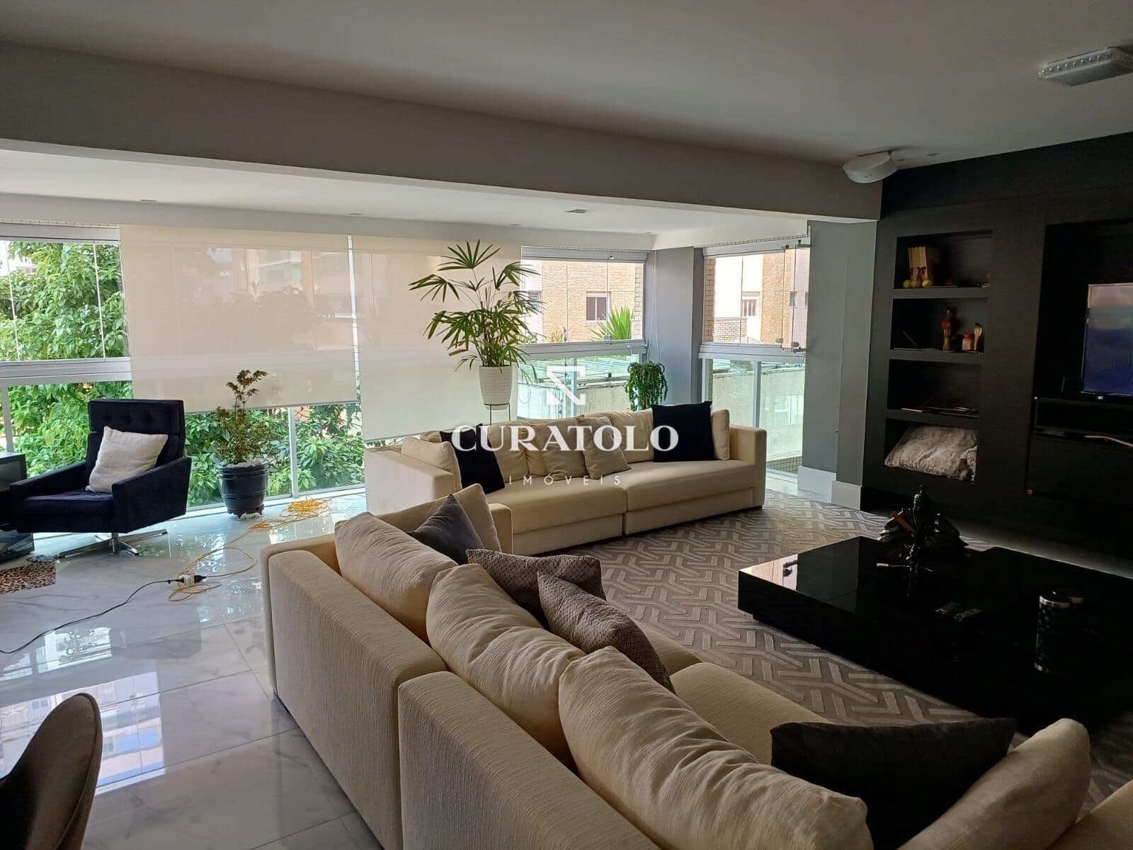 Seu novo e belíssimo lar com 242 m² em São Caetano está aqui! Apartamento com 3 suítes, repaginado, criando mais um espaço privativo, ótima localização e pronto pra morar!