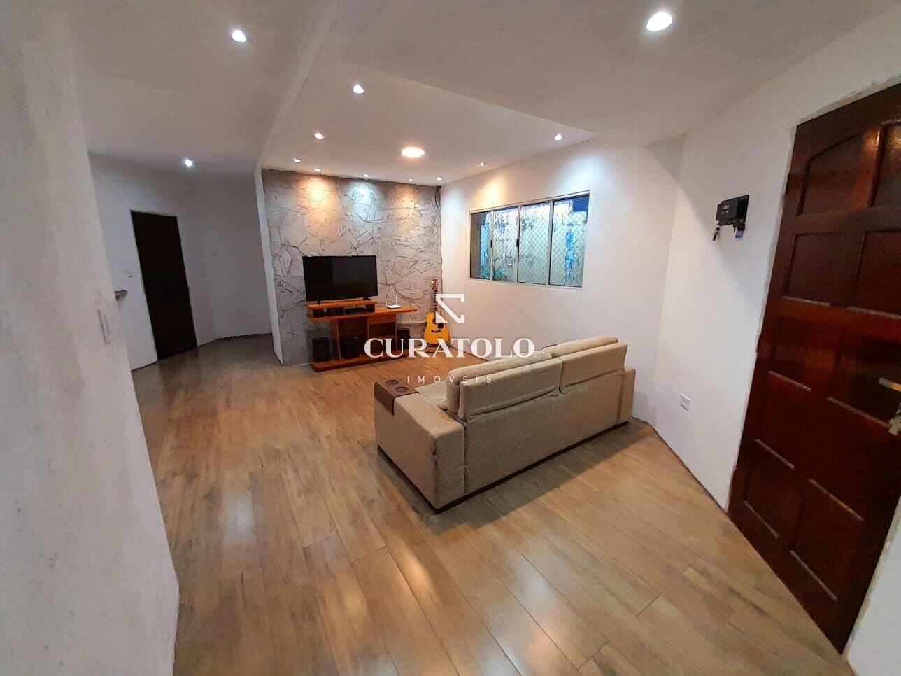 Moradia perfeita para a família: sobrado em Santo André, no Jardim Santo André, de 250 m2 com 3 quartos e 2 vagas cobertas e quintal