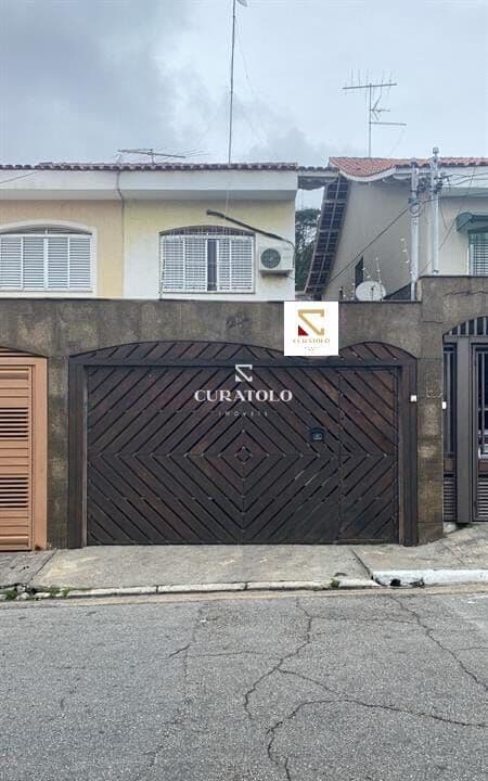 Conheça esta linda casa à venda em São Miguel Paulista, a 3 min da Estação São Miguel. Com 4 quartos, 2 vagas e área gourmet com churrasqueira, esta casa é perfeita para você e sua família.