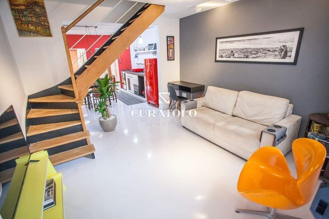 Conheça este incrível sobrado de vila à venda em Pinheiros, a 500mts do Metrô Clínicas. Com 2 quartos, 1 vaga e quintal, esta casa é perfeita para você e sua família.