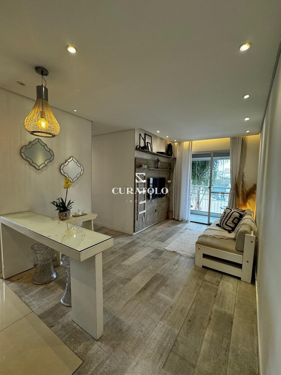 Lindo apartamento na Luz, a 350 mts do Metrô Armênia: Com 55 m², 2 Quartos, 1 vaga e varanda e lazer Reformado e Mobiliado