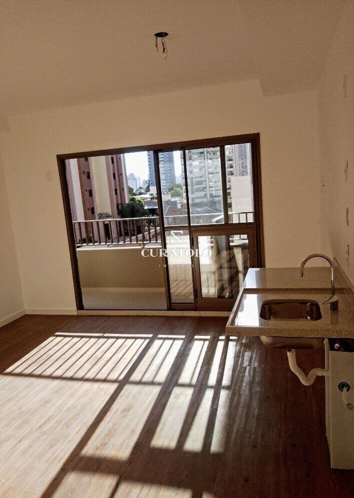 Studio aconchegante no Tatuapé, a 350 mts do Metrô Tatuapé, para uma vida urbana incrível! Com 1 Quarto e varanda, para moradia ou investimento.
