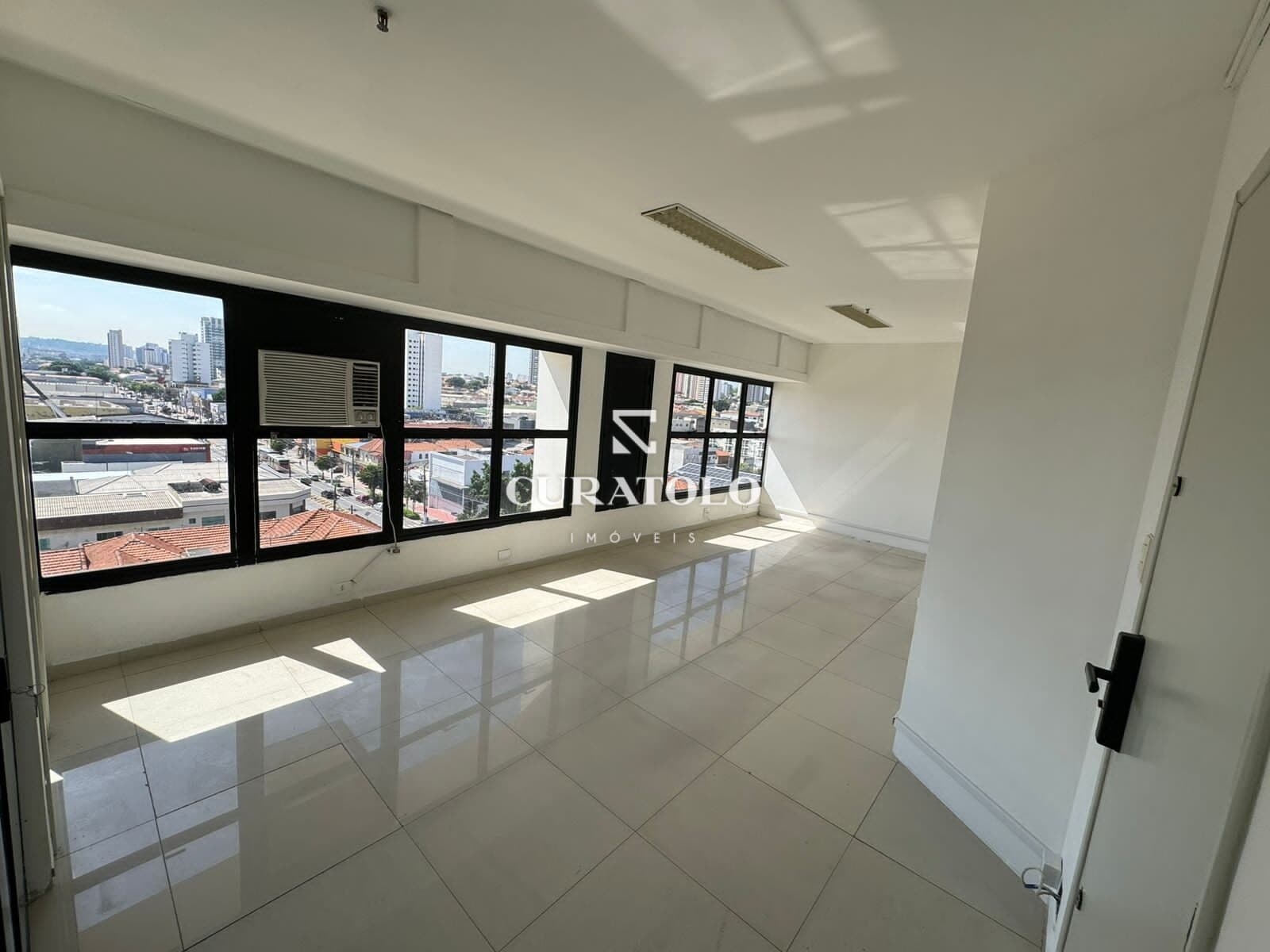 Oportunidade de Negócio: Sala comercial pronta na Vila Carrão, com 35 m², piso em todos os ambientes, 1 vaga coberta e em condomínio