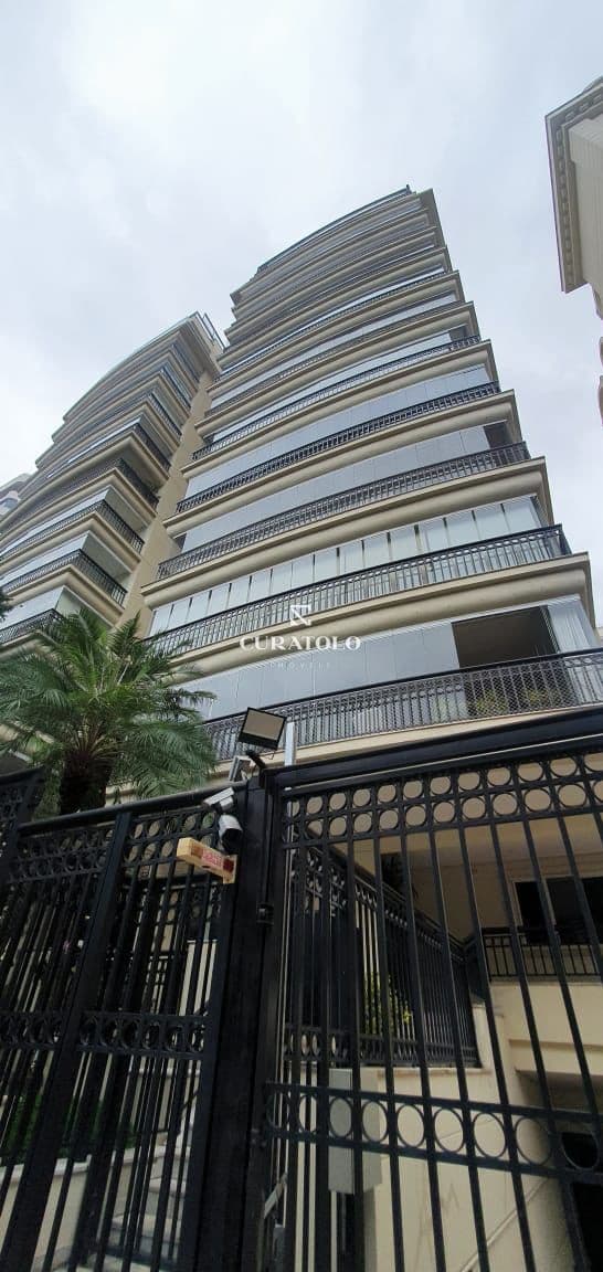 Apartamento alto padrão à venda com 212 m², 4 suítes, varanda e 4 vagas, Vila Nova Conceição, São Paulo.