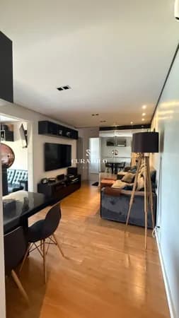 Apartamento à venda com 65 m², 2 quartos, varanda e vaga no Brás, São Paulo.