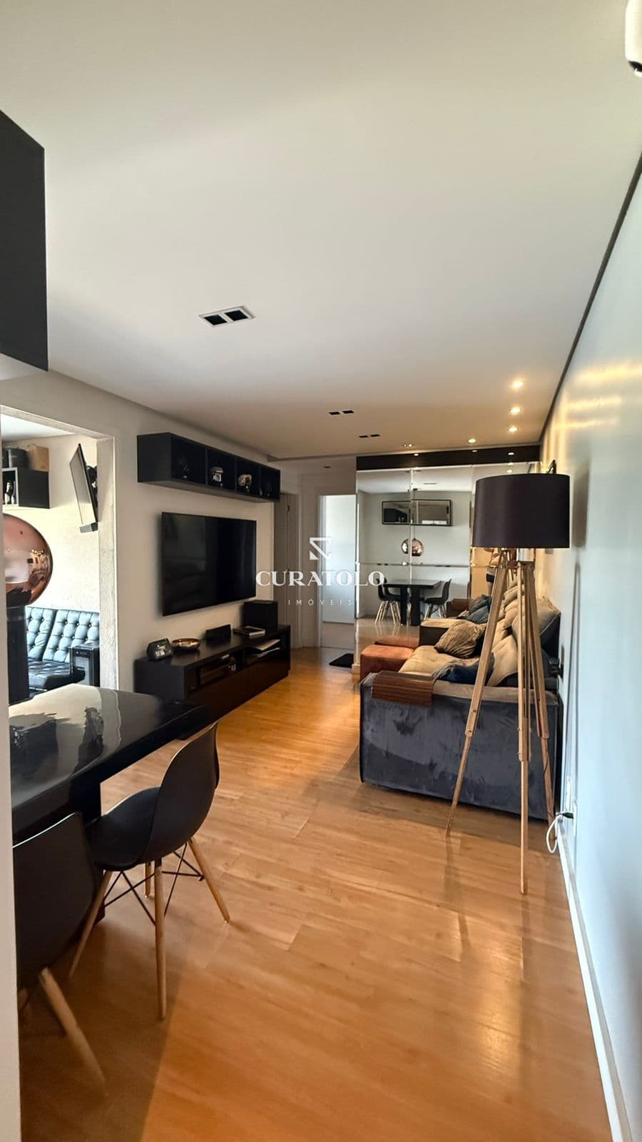 Apartamento à venda com 65 m², 2 quartos, varanda e vaga no Brás, São Paulo.