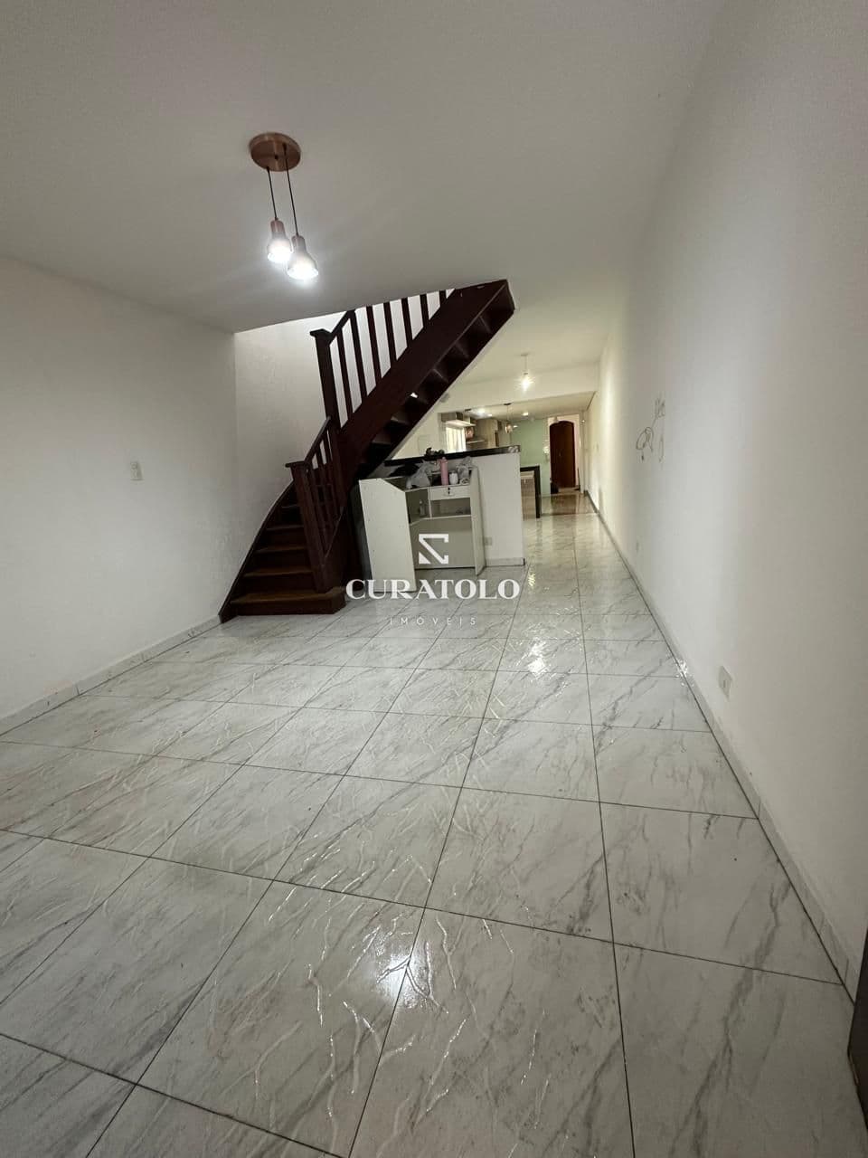 Sobrado à venda com 124 m², 4 quartos, quintal e 2 vagas, Parada Inglesa, São Paulo.