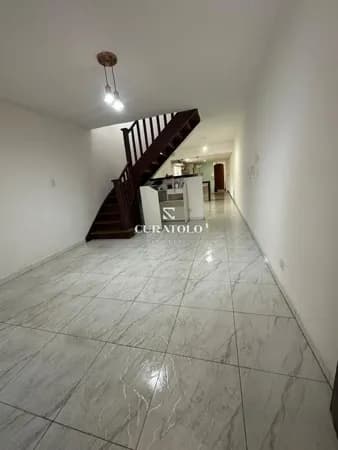 Sobrado à venda com 124 m², 4 quartos, quintal e 2 vagas, Parada Inglesa, São Paulo.