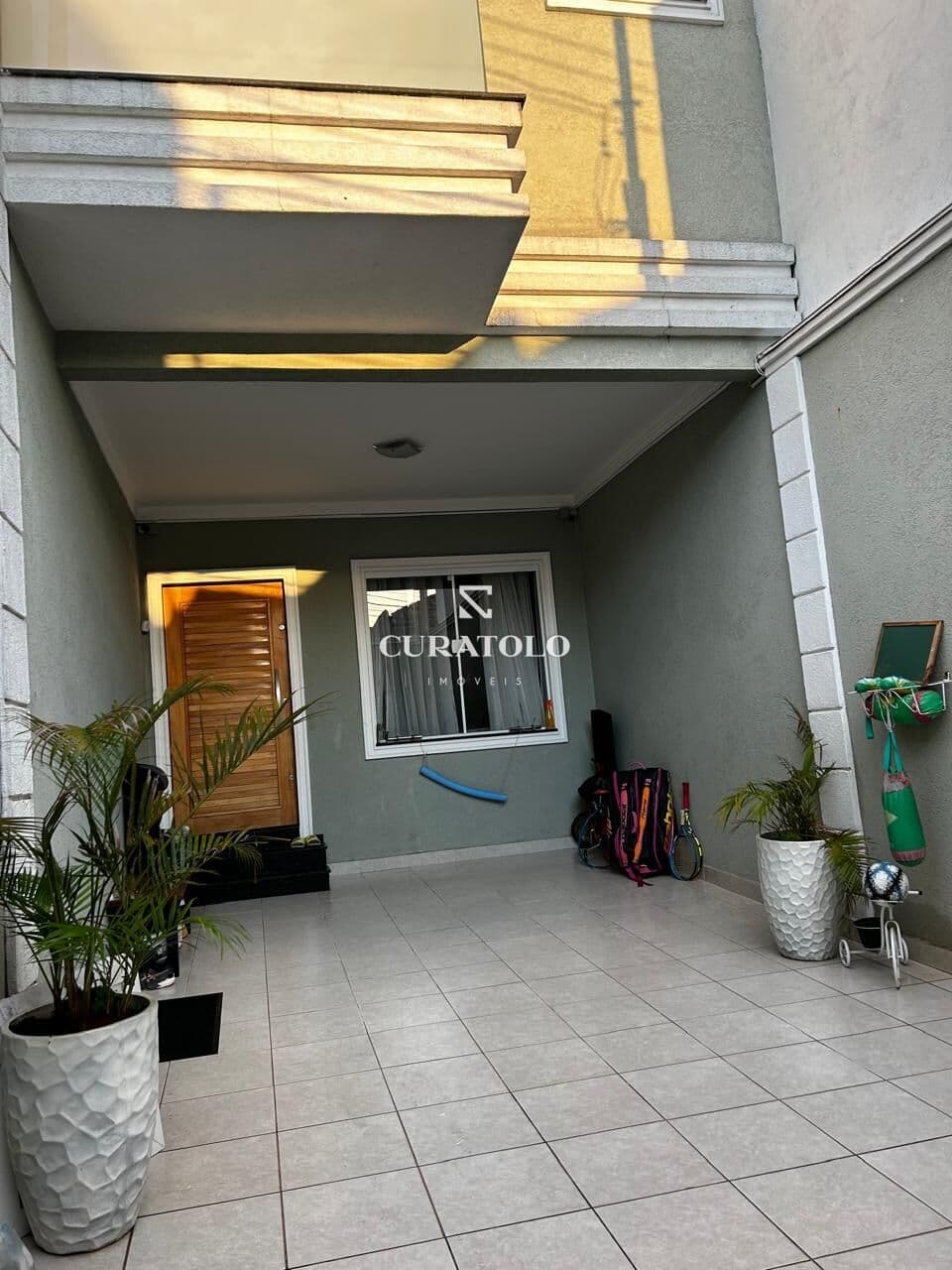Venha conhecer a casa ideal para viver com conforto na Vila Carrão, ao lado da Av. Conselheiro Carrão: Sobrado com 3 quartos, 2 vagas e quintal com churrasqueira