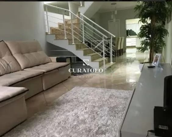 Casa sobrado à venda no bairro Chácara Mafalda, com 3 quartos, 2 vagas e quintal com churrasqueira