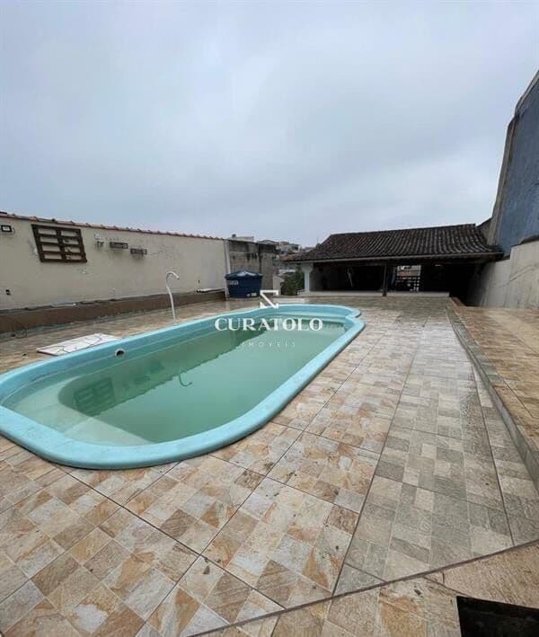 Venha conhecer a casa ideal em Santo André: Espaçoso sobrado com amplos 151m², 3 quartos e 3 vagas, quintal com churrasqueira e piscina