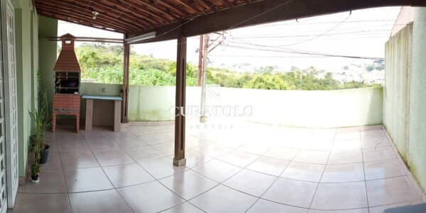 Viva com conforto e espaço: Excelente Sobrado em Santo André Próximo ao Parque da Juventude e Clube Aramaçan com 3 Dorms e 2 Vagas