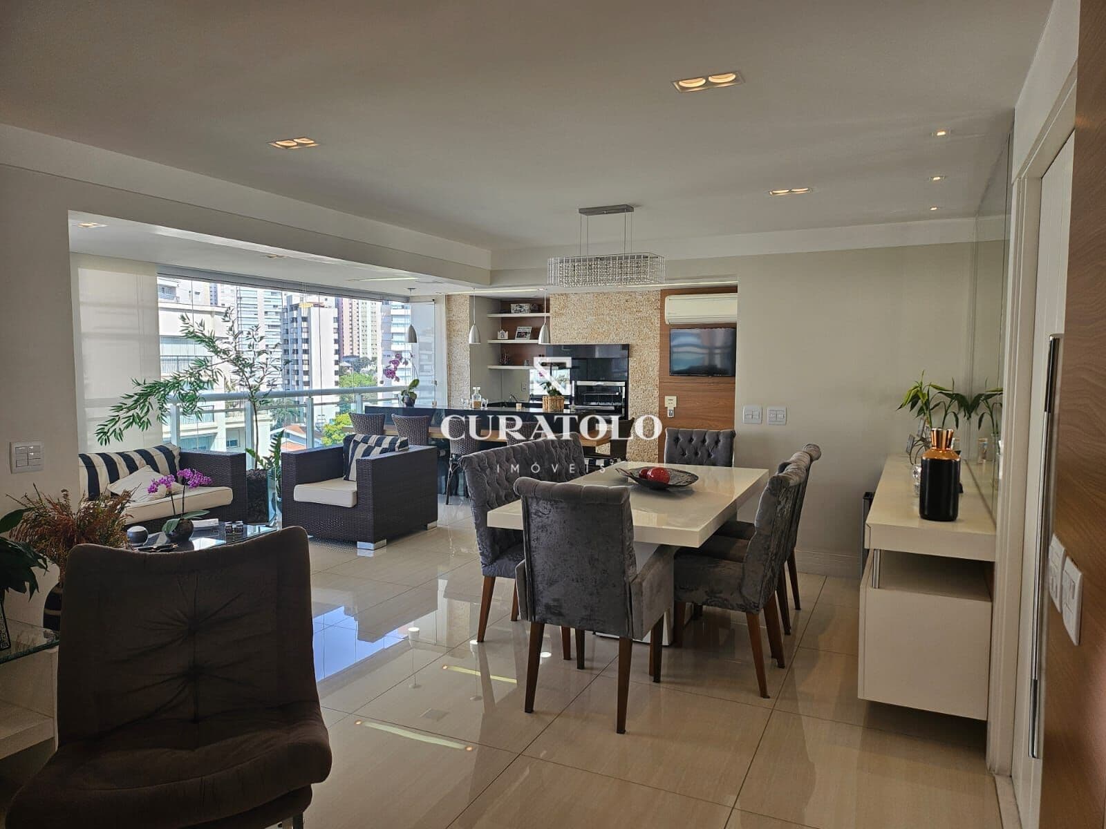 Apartamento à venda 164 m², com 3 suítes, varanda gourmet e 3 vagas na Vila Mariana, São Paulo.