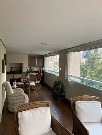 Apartamento de alto padrão à venda, de 3 quartos/suítes, varanda e 3 vagas no Campo Belo