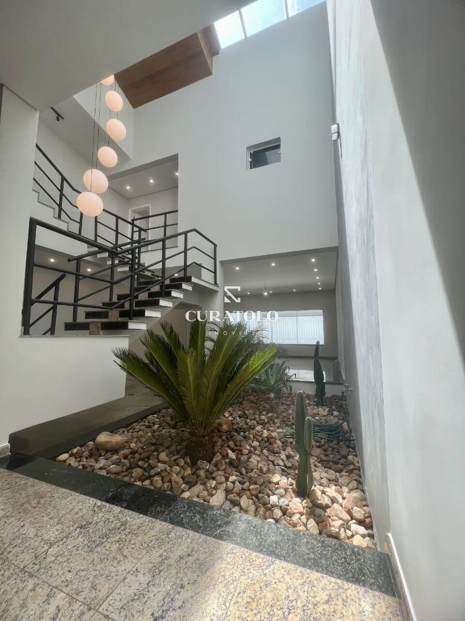 Viva com conforto na Vila Scarpelli, em Santo André: Sobrado dos sonhos de amplos 210 m² com 3 quartos/suítes, 5 vagas e quintal com churrasqueira