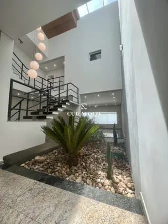 Viva com conforto na Vila Scarpelli, em Santo André: Sobrado dos sonhos de amplos 210 m² com 3 quartos/suítes, 5 vagas e quintal com churrasqueira