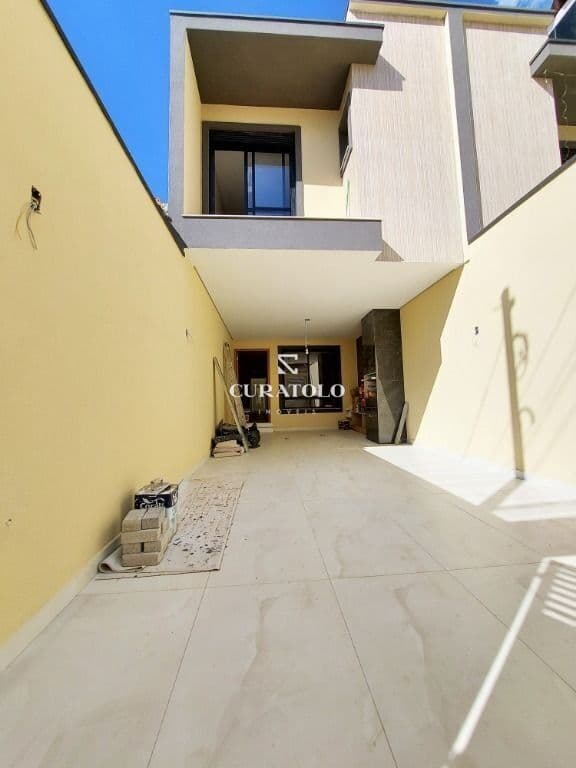 Conheça este charmoso sobrado à venda no bairro Alto da Mooca. Com 3 dormitórios, 2 vagas e 2 banheiros, esta casa é perfeita para você e sua família.