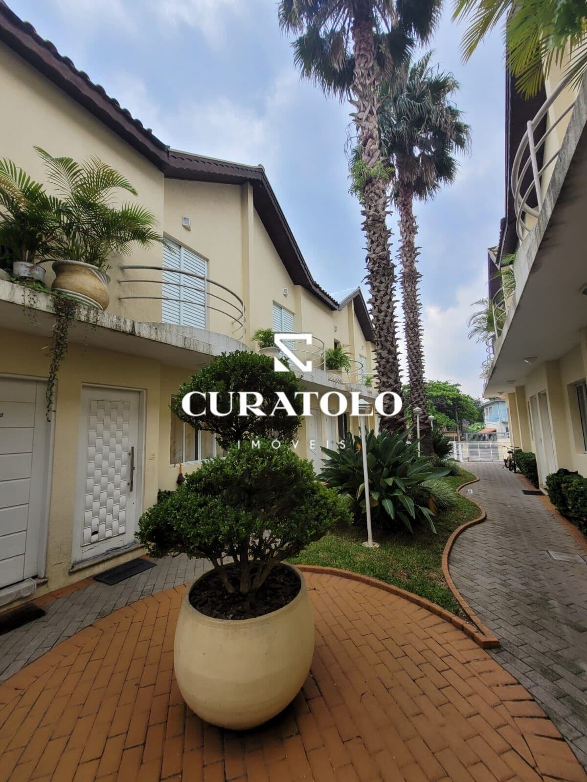 Casa em Condomínio com 2 suítes, sacada e 2 vagas - Vila Ema