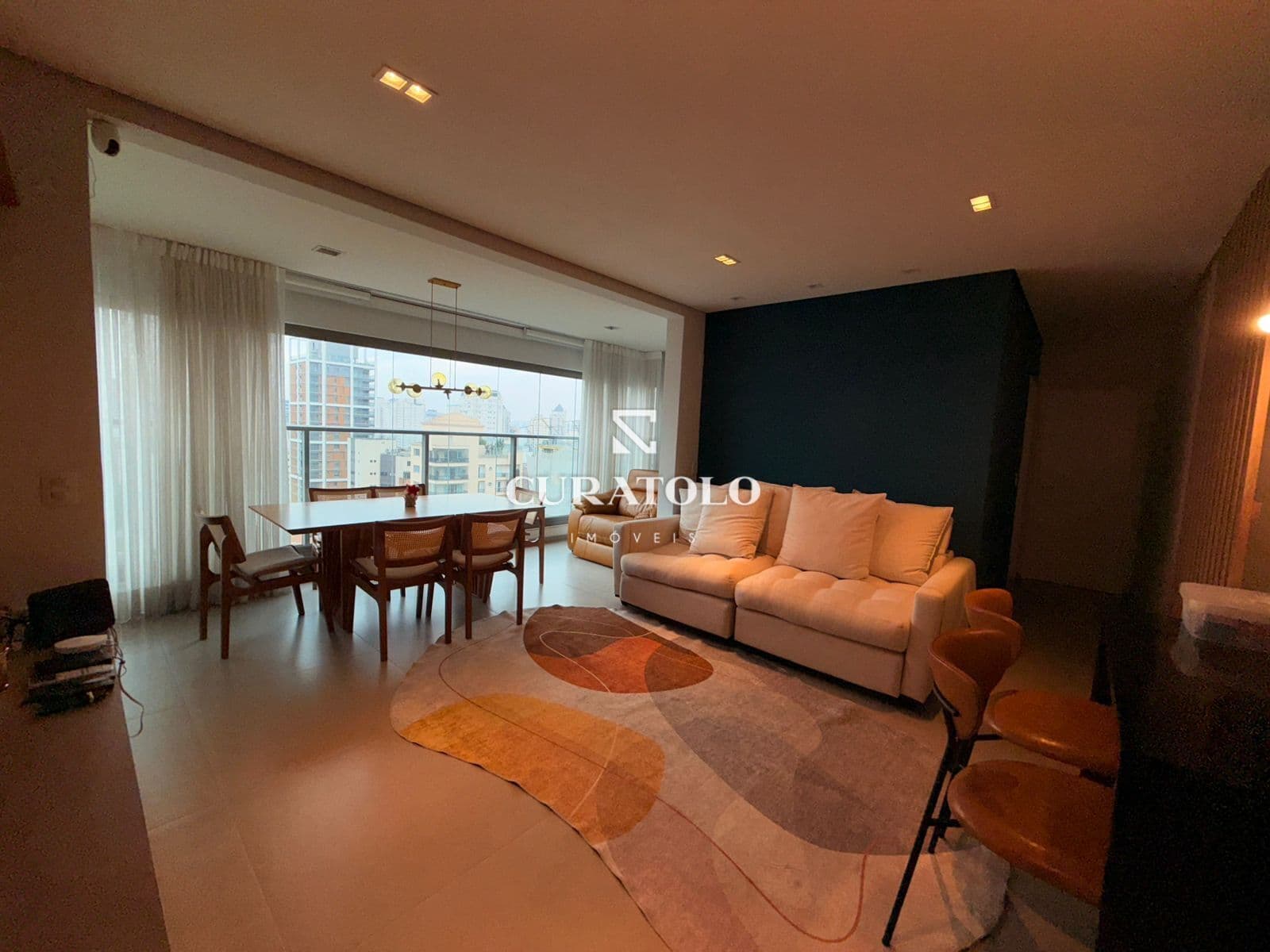 Apartamento à venda com 74 m², 2 quartos, varanda e 1 vaga em Indianópolis, São Paulo.