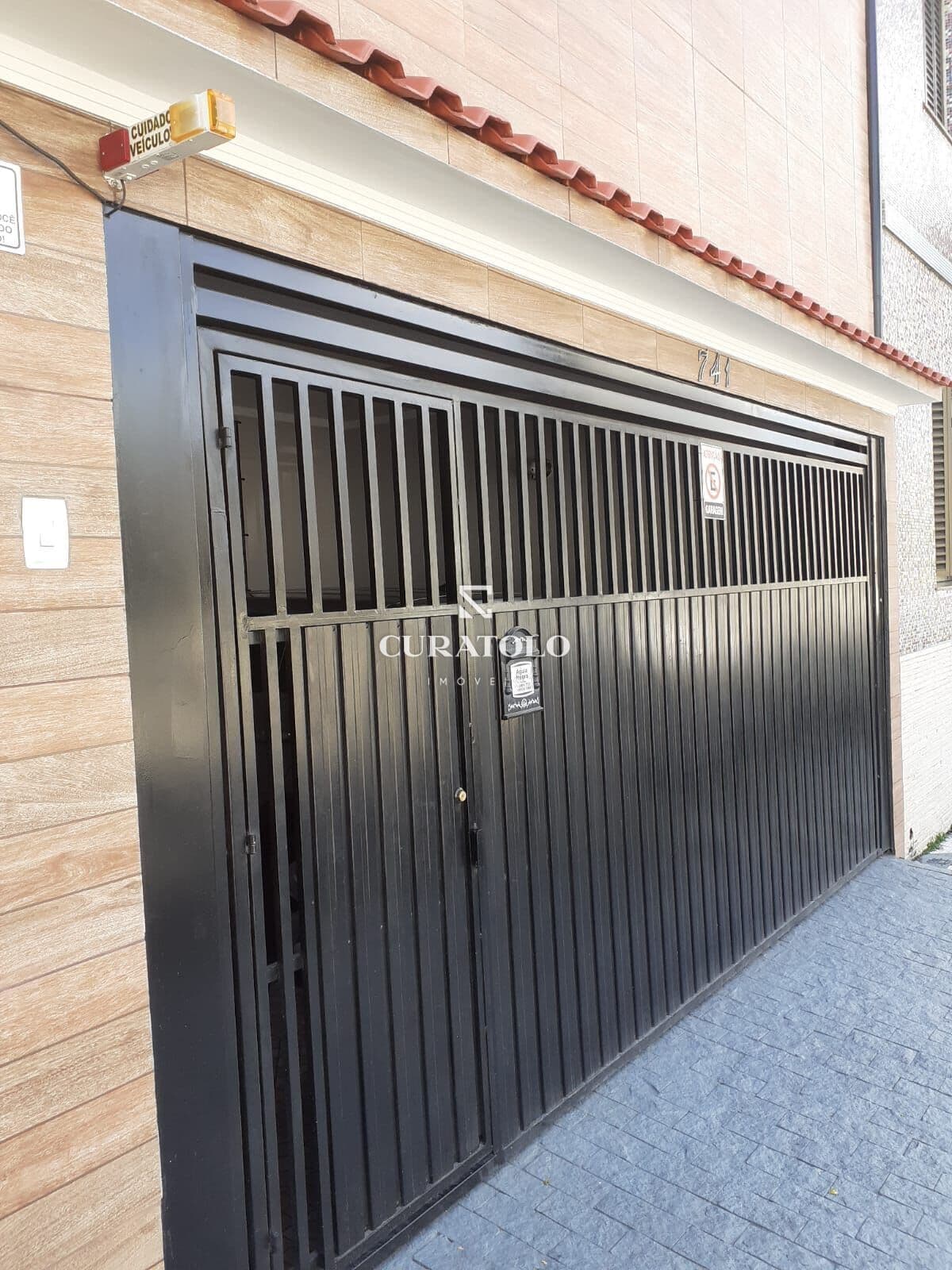 Moradia perfeita para a família: Sobrado com 5 quartos, 2 vagas, área com churrasqueira e casa de fundos em Santana, próx. ao metrô Carandiru