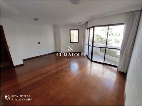 Apartamento à venda com 100 m², 3 quartos, 2 vagas e varanda no Campo Belo, São Paulo.