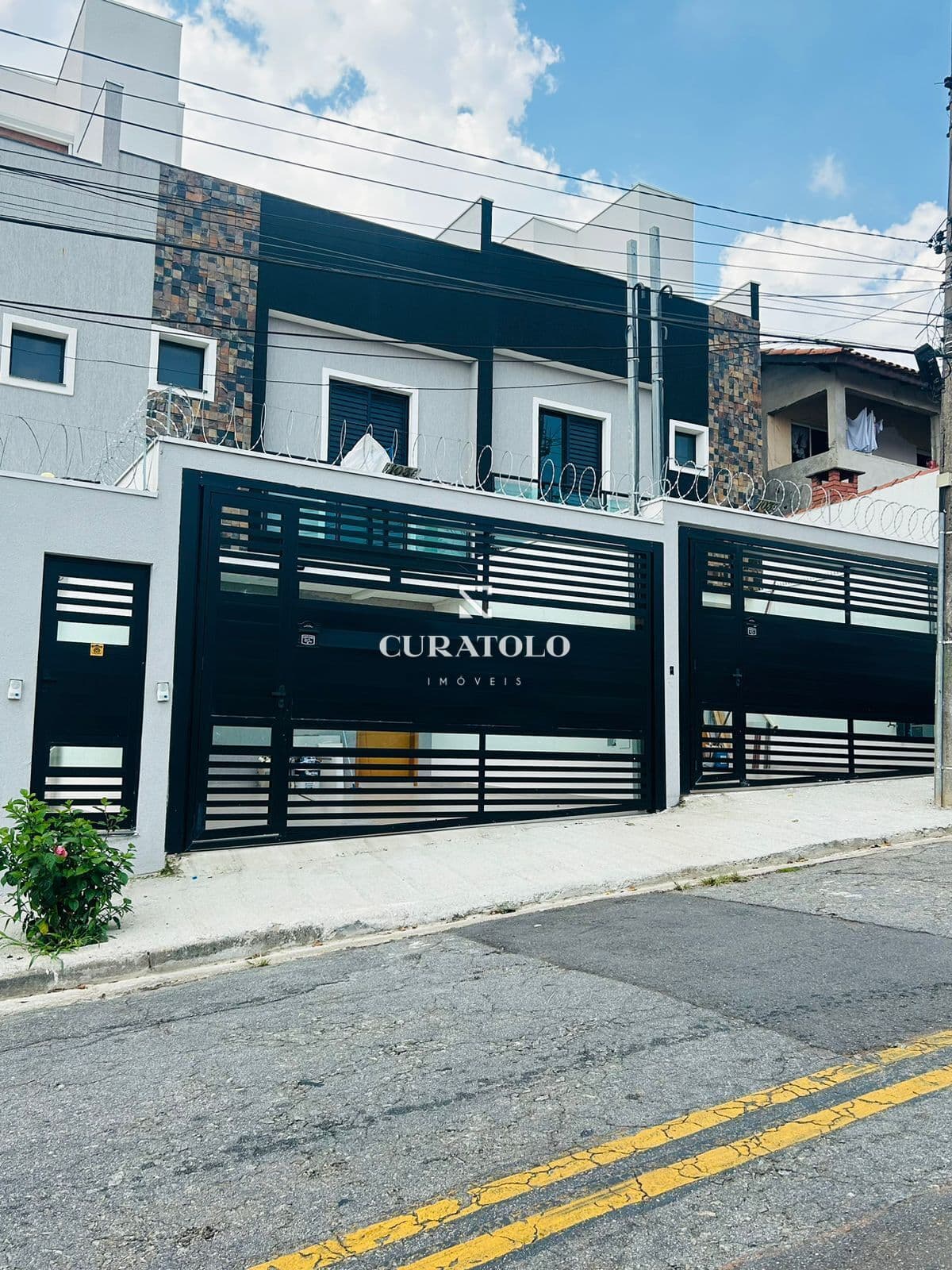 Moradia perfeita para a família: Casa sobrado no Pq Novo Oratório, de 76m2 com 2 quartos, sendo 2 suítes, 1 vaga em Santo André
