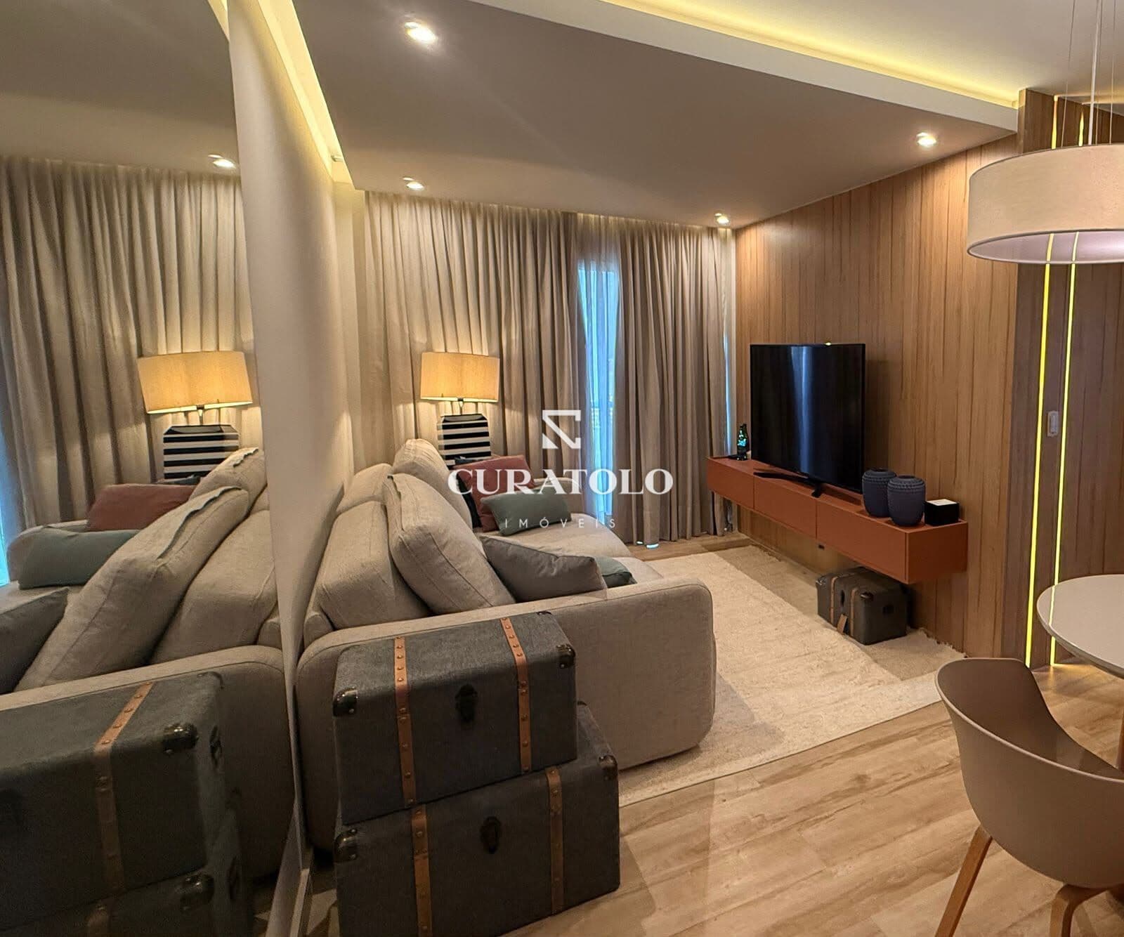 Apartamento à venda com 56 m², 2 quartos, varanda e vaga na Vila Mariana, São Paulo.