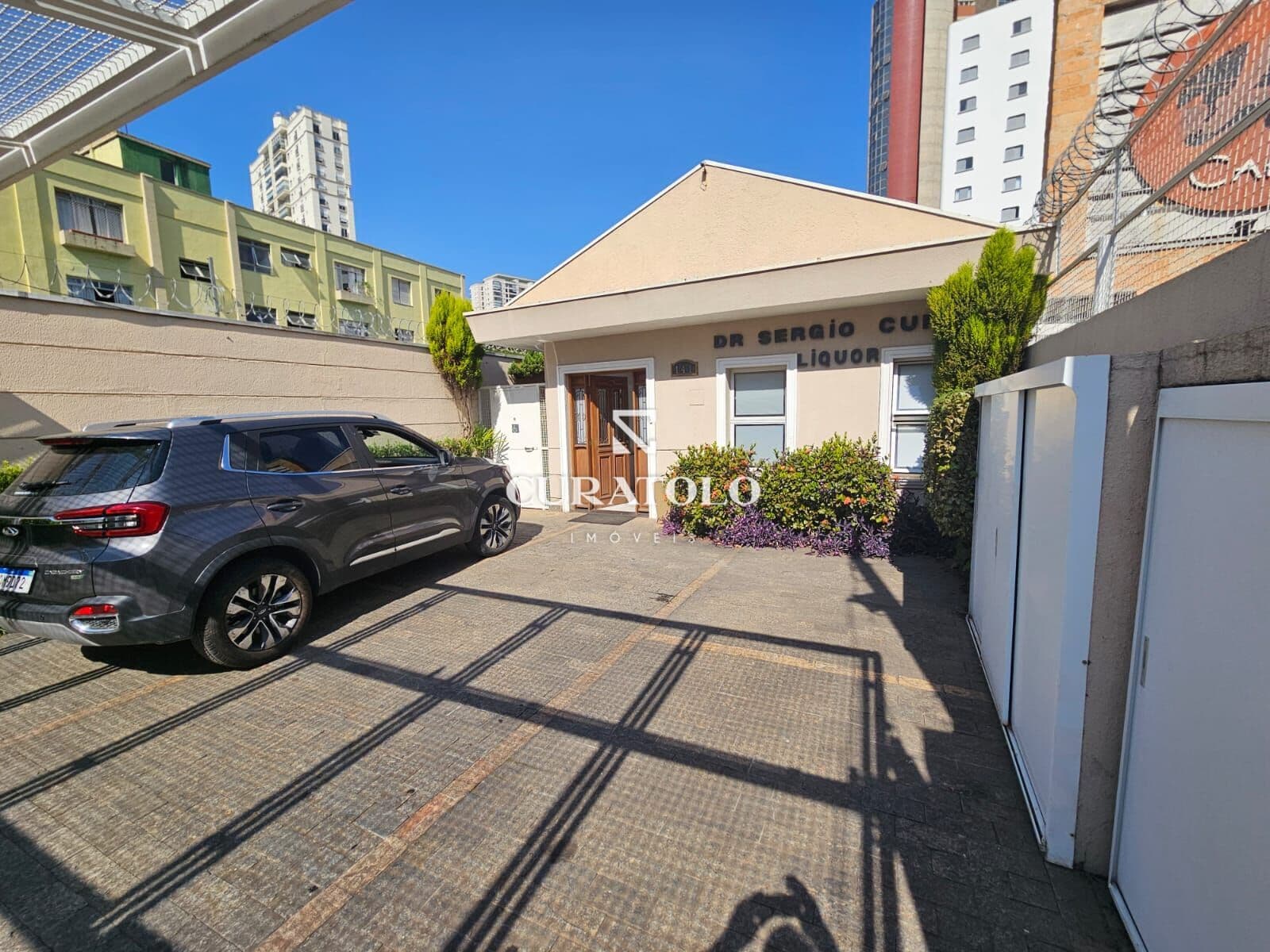 Oportunidade imperdível em Santo André, no Jd Bela Vista. Excelente Casa, para residencial ou comercial com 2 dorms, 4 Vagas e quintal ao lado do Shopping ABC