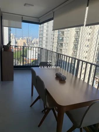 Apartamento à venda com 50 m², 2 quartos, varanda e vaga, Vila Mariana, São Paulo.