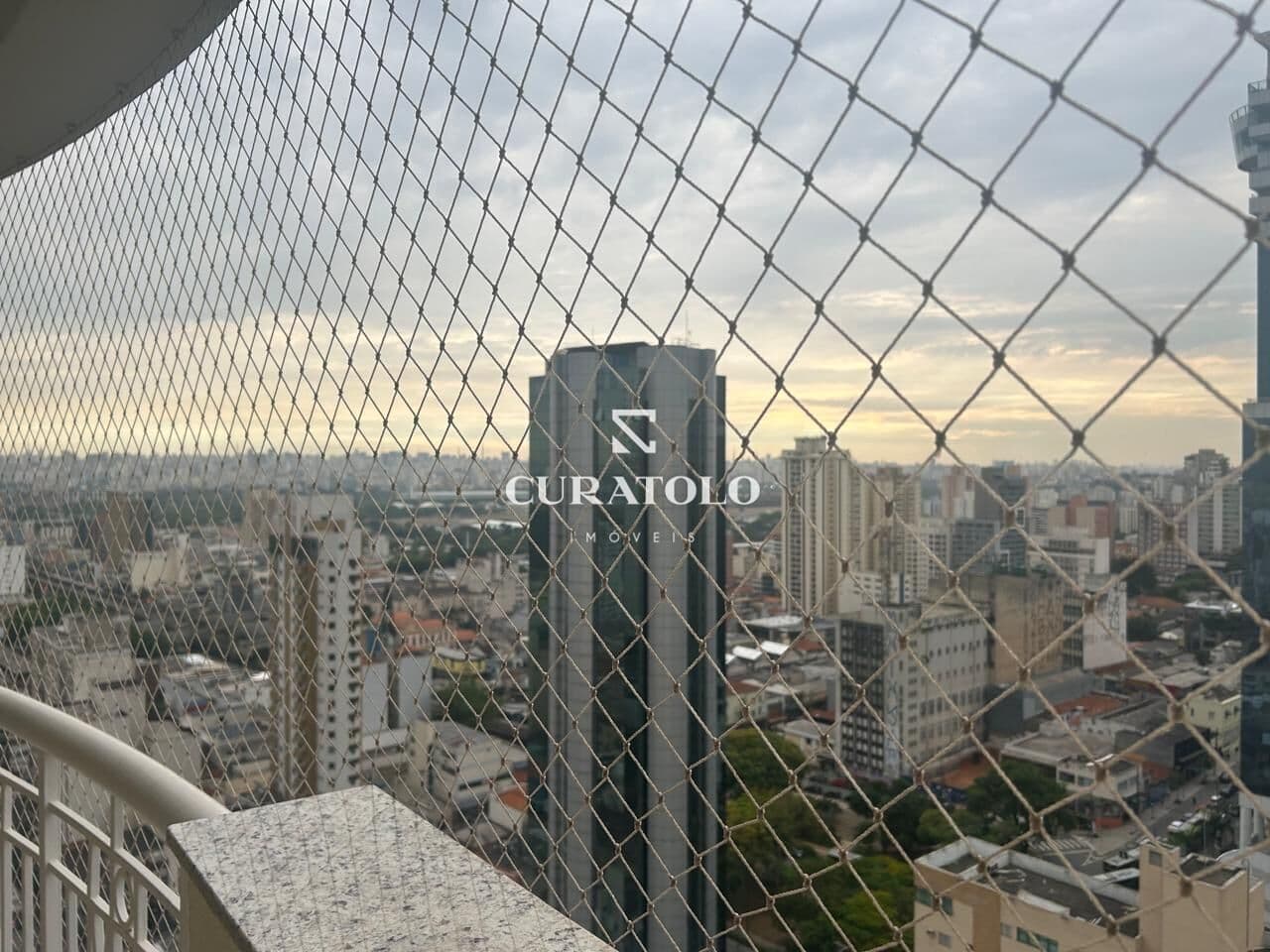 Apartamento à venda com 66 m², 2 quartos, varanda e 2 vagas, Santana, São Paulo.