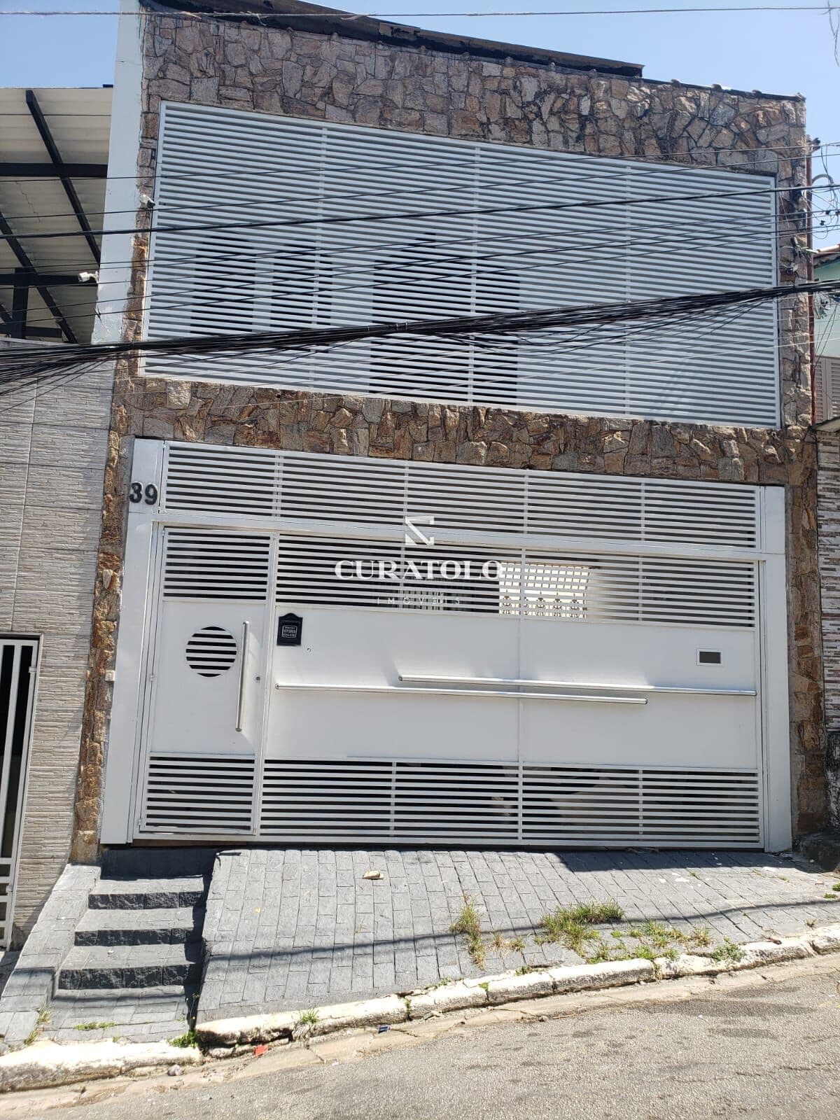 Conheça esta linda casa à venda no Jardim Tuã, a 7 min da Estação Itaim Paulista. Com 5 quartos, 2 vagas e área gourmet com churrasqueira, esta casa é perfeita para você e sua família.