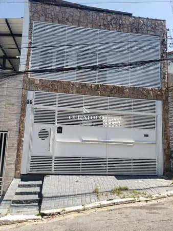 Conheça esta linda casa à venda no Jardim Tuã, a 7 min da Estação Itaim Paulista. Com 5 quartos, 2 vagas e área gourmet com churrasqueira, esta casa é perfeita para você e sua família.