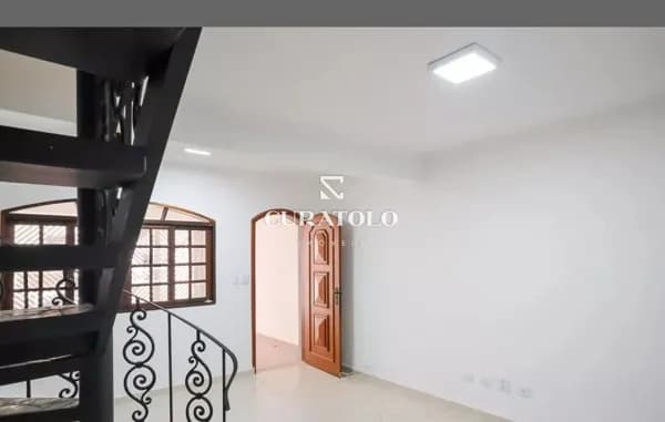 Sobrado à venda com 150 m², 3 quartos, varanda e vaga, Santa Maria, São Caetano do Sul.
