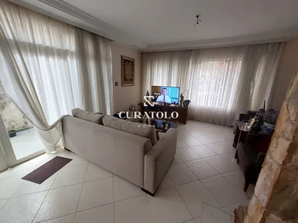 Moradia perfeita para a família: Casa no Jardim São Caetano, de 201 m2 com 3 quartos, 2 vagas e quintal com piscina - Bairro Nobre de São Caetano