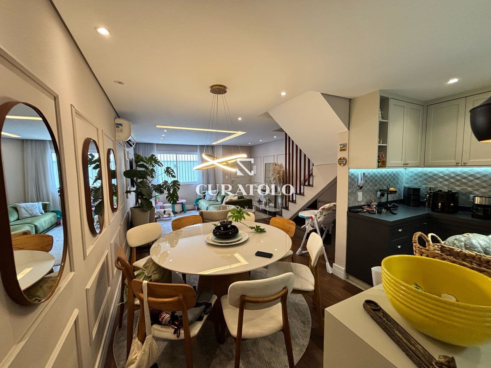 Conheça esta linda casa em condomínio à venda na Vila Formosa, de 160 m², com 3 quartos, 2 vagas e jacuzzi, ela é perfeita para você e sua família.