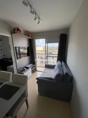 Apartamento à venda com 38 m², 2 quartos, varanda e vaga na Vila Tolstói, São Paulo.