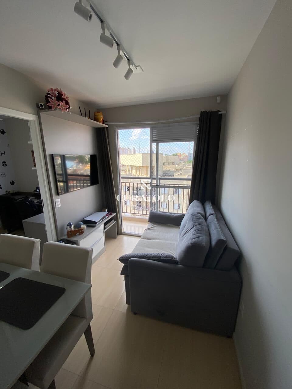 Apartamento à venda com 38 m², 2 quartos, varanda e vaga na Vila Tolstói, São Paulo.