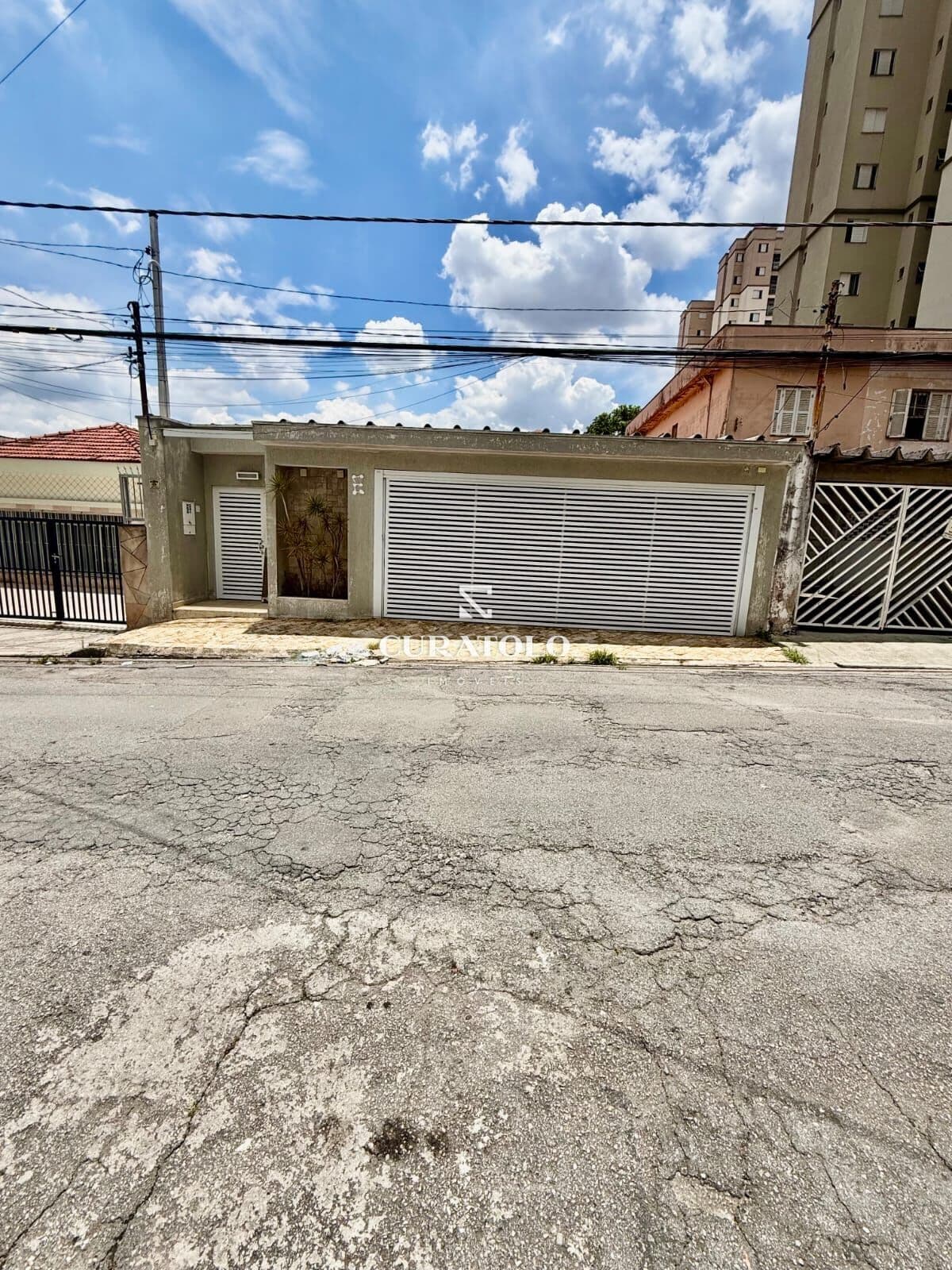 Casa à venda com 525 m², 5 quartos, piscina e 4 vagas, Vila Scarpelli, Santo André.