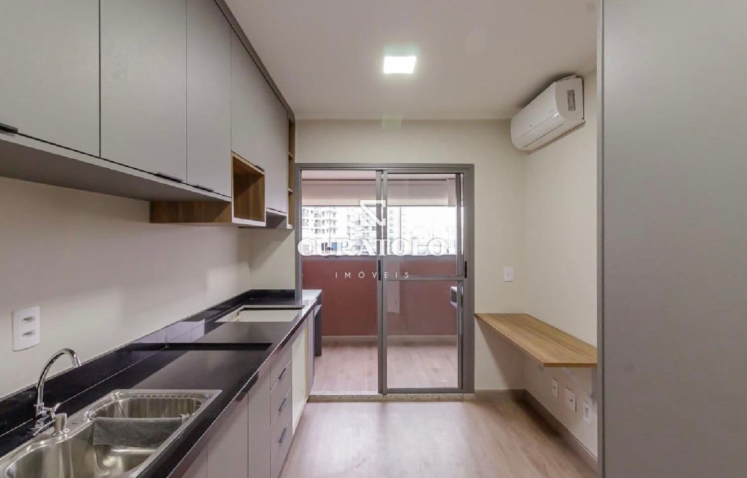 Apartamento à venda com 30 m², 1 quarto e varanda na Vila Nova Conceição, São Paulo.