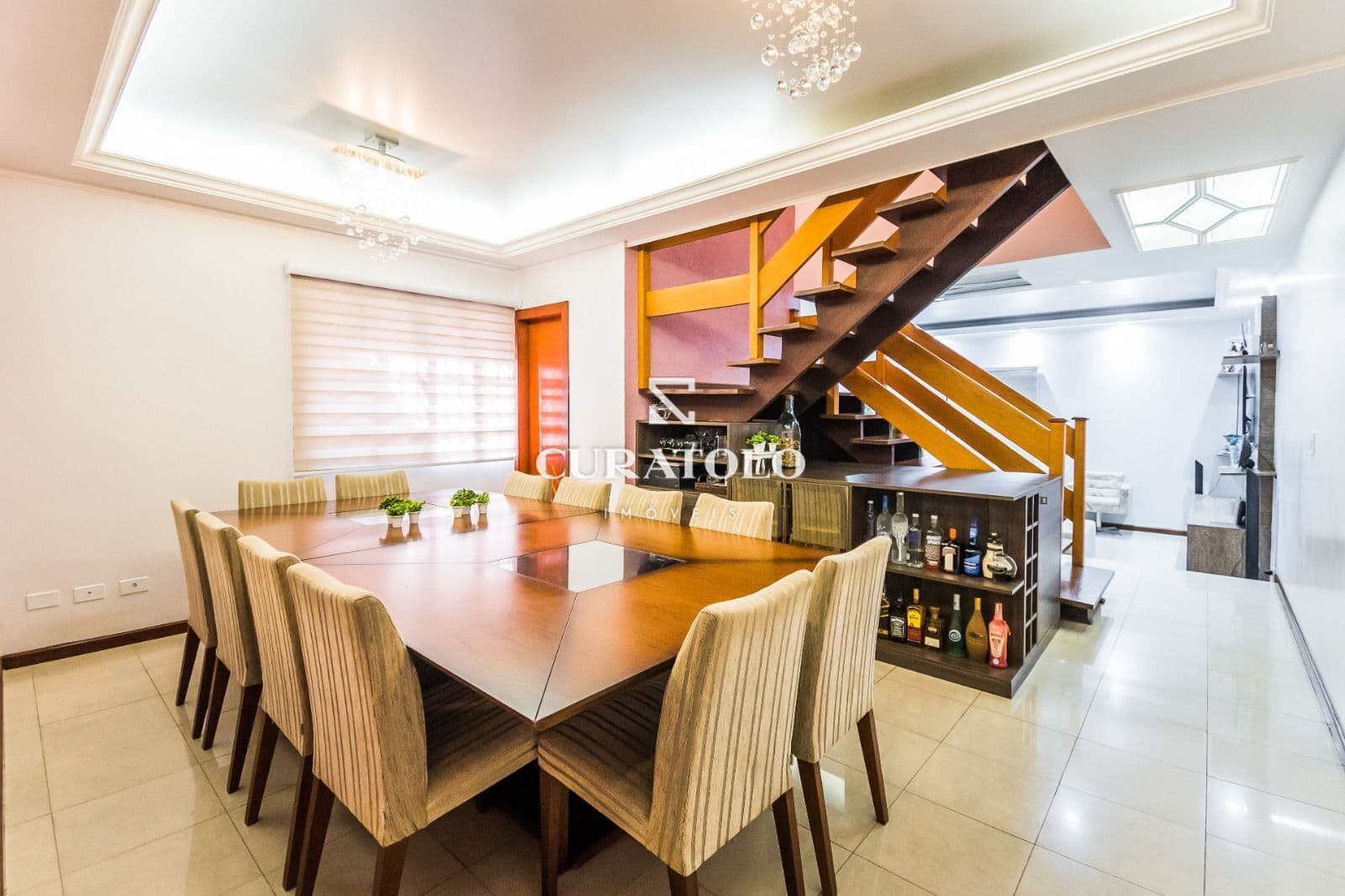 Conheça este incrível sobrado à venda no bairro da Saúde, a 9 min a pé do Metrô Praça da Árvore. Com 4 quartos, 4 vagas e churrasqueira, esta casa é perfeita para você e sua família.